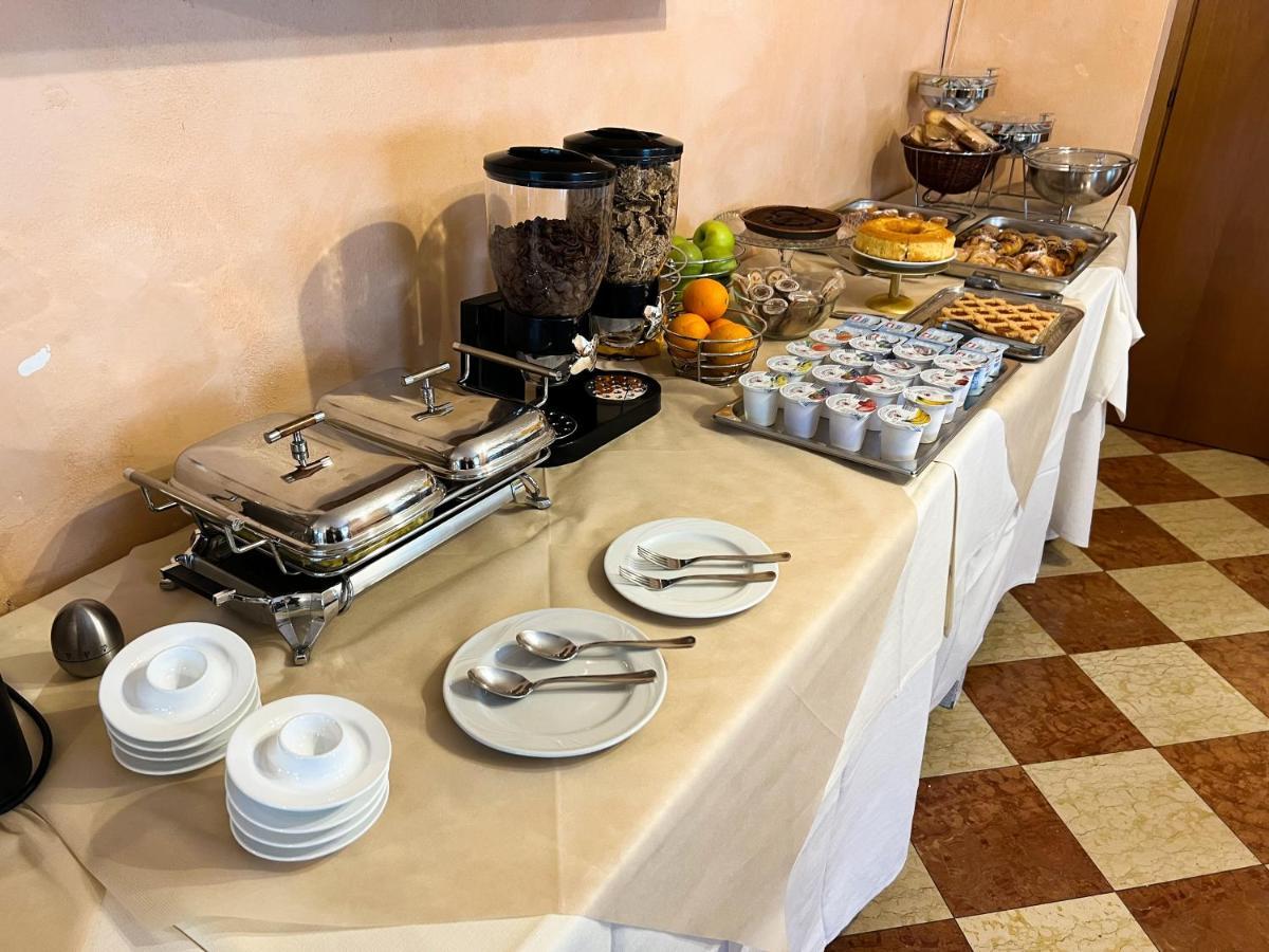 Hotel Marina Torri Del Benaco Buitenkant foto