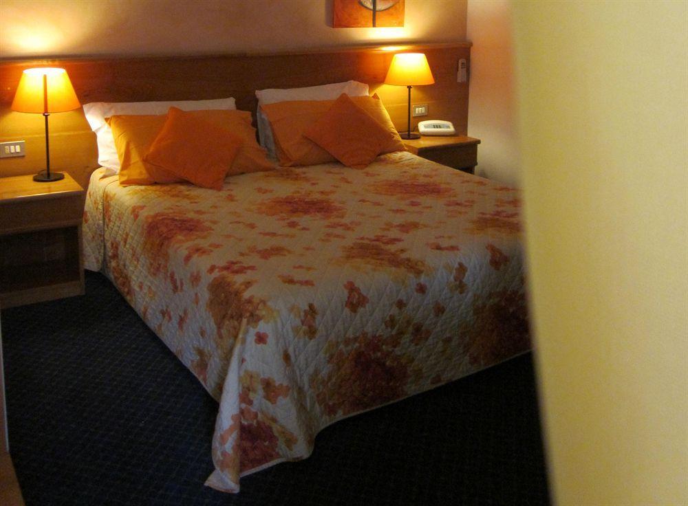 Hotel Marina Torri Del Benaco Buitenkant foto