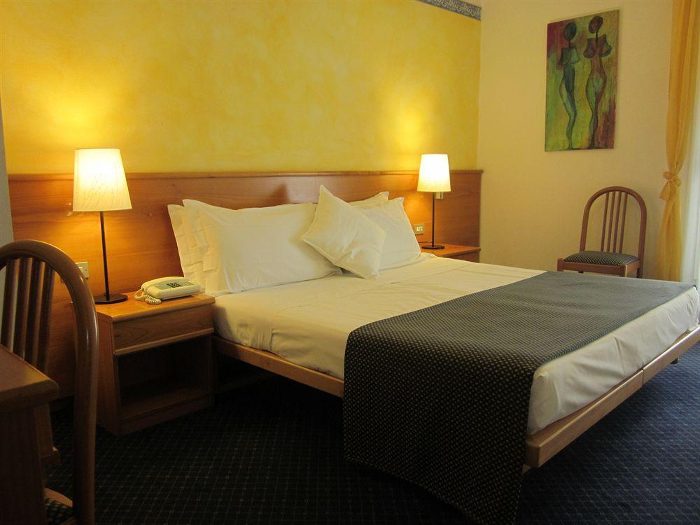 Hotel Marina Torri Del Benaco Buitenkant foto